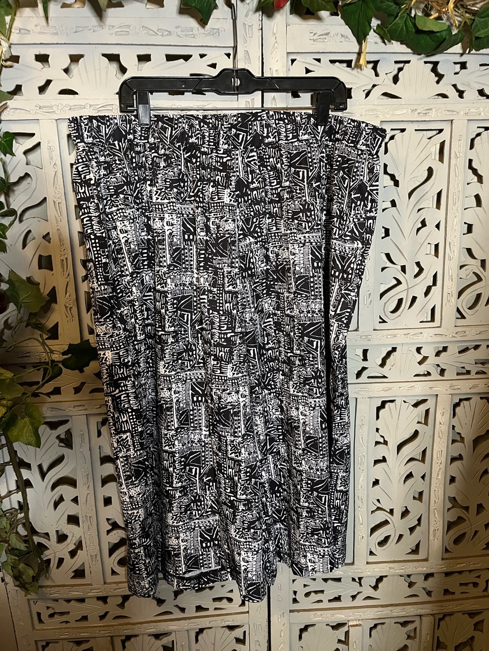 FLIRTY FUN BLACK & WHITE GEOMETRIC ABSTRACT PRINT WIDE LEG CAPRI PANTS